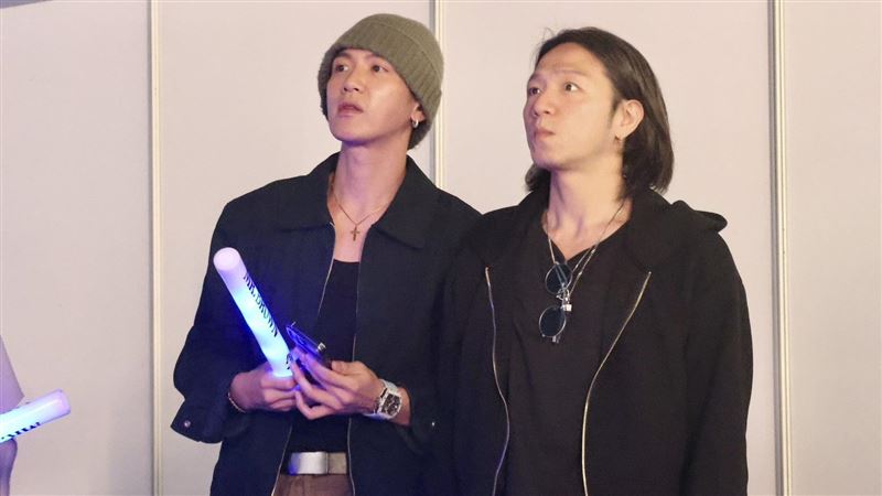 直擊／柯震東驚喜現身FLOW專場演唱會！熱血嗨翻現場脫衣大露結實手臂