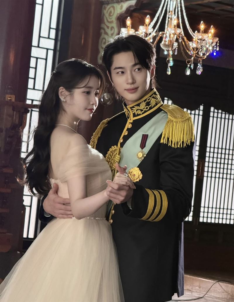 粉絲好心碎！IU疑真掰了李鍾碩　女神與「新歡」甜蜜相擁照流出