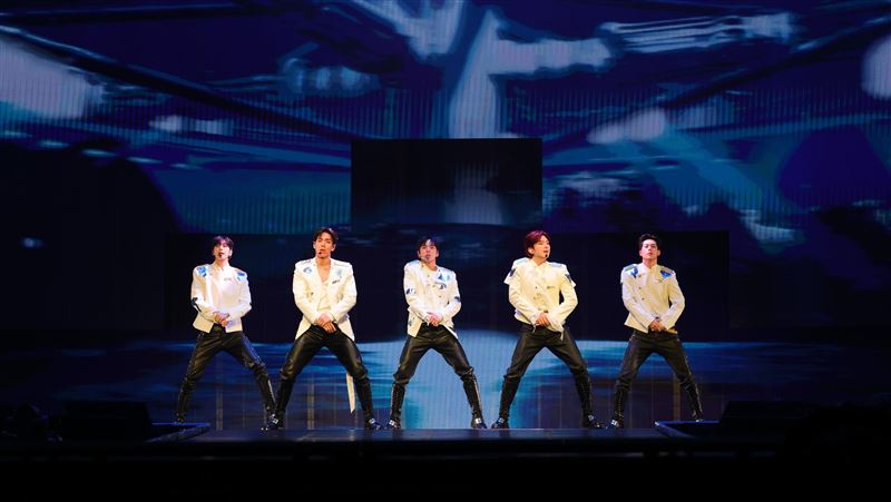 等了8年!MONSTA X開唱炸裂帥瘋了 周憲甜喊「老婆」撩翻萌貝貝