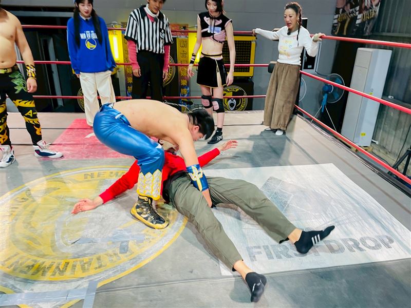 錄到一半出事了!男星當場突遭痛毆重摔在地 「超慘畫面」全曝光