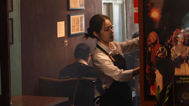 披薩店女員工超眼熟!竟是超大咖天后 曾因合約糾紛徹底消失演藝圈