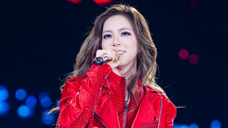 「幾霸婚」笑翻大巨蛋！　鄧紫棋巡演第3天大玩台語諧音梗