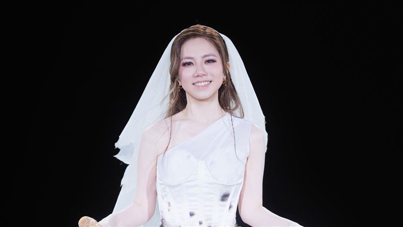 鄧紫棋翻牌了！大巨蛋開唱「粉絲錄錯人」鬧烏龍　釣出本尊親回：笑死了