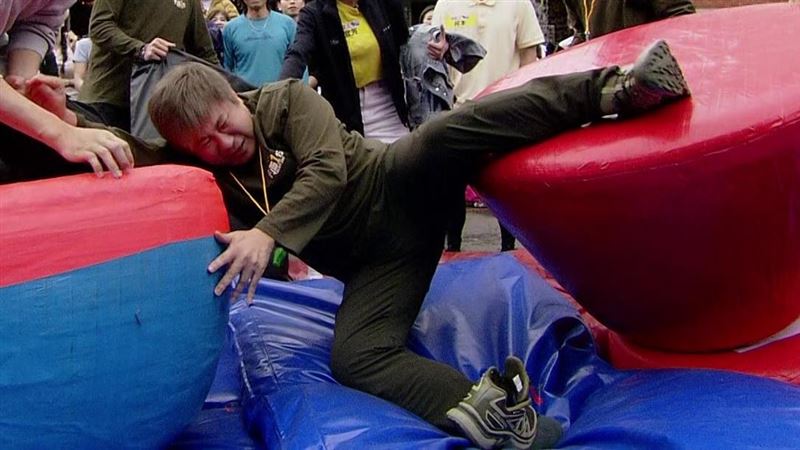 66歲胡瓜外景「重心不穩」突重摔　鞋子當場飛出！董至成發聲