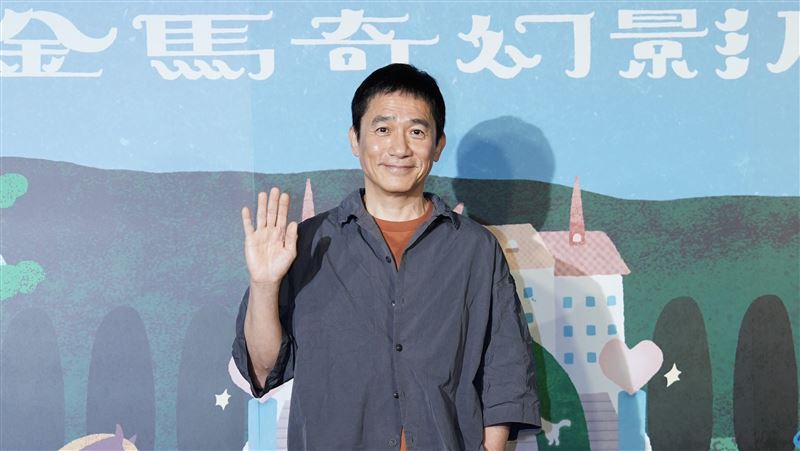 影帝梁朝偉俏皮表情萌翻數百粉絲　劉冠廷合照秒變「乖學生」羨煞全場