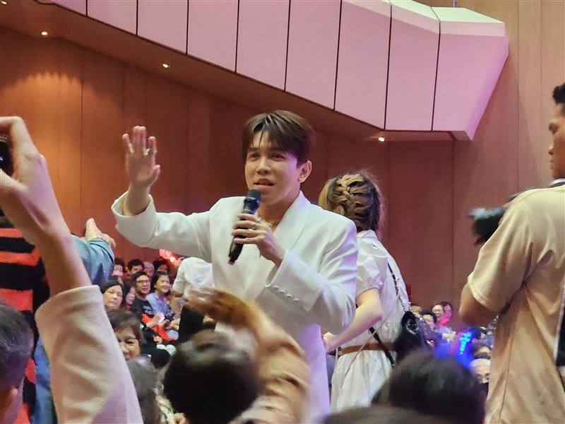 許志豪認愛後與蔡閨同台　現身基隆城隍爺209年大歌廳唱鳳飛飛歌引爆動