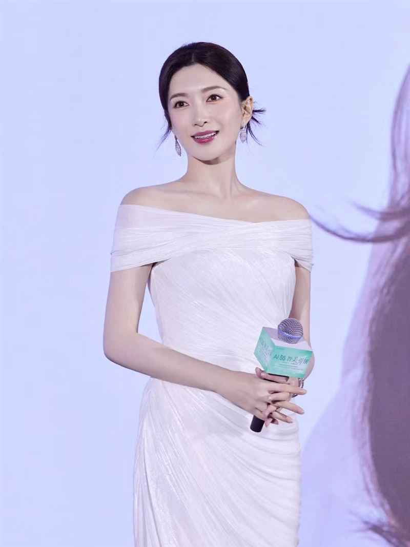 女神江疏影現身！嬌嫩美肌驚豔全場　親曝「自然概念」成白皙保養關鍵