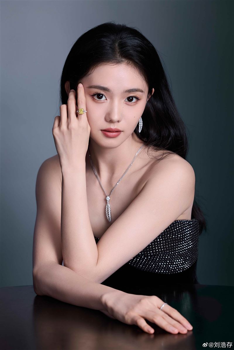 25歲女星活動離開遇私生飯騷擾！不顧保安阻攔「強行自拍」兩度遭砸頭