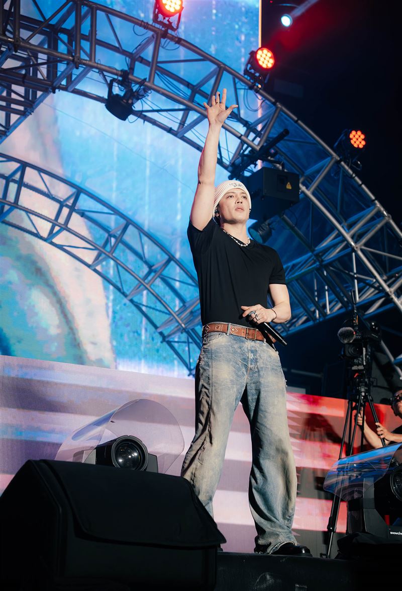 J.Sheon唱一半出事了！背部「遭火花噴射」嚇吐驚魂記：以為下雨