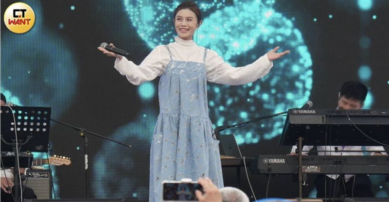 鷹眼閃鏡頭1／朱海君躲媒體緊牽「護花使者」　現身電影院與老友熱聊