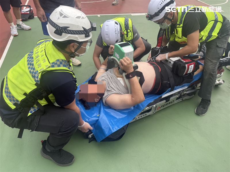 彌補十年救不回外婆的痛！警員忍傷狂壓CPR 死神前救回何篤霖大哥