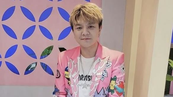 男星爆肥連粉絲都認不出！簽名狠問你是誰　胖到破百公斤臉腫身圓