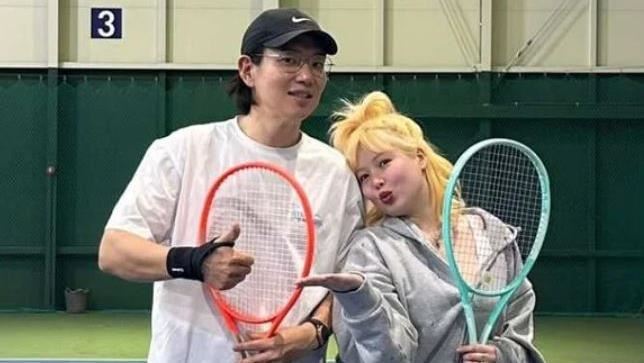 甩掉「骨感妹」封號！泫雅黃髮新造型展澎潤肉感　揪尪熱血運動近照曝光