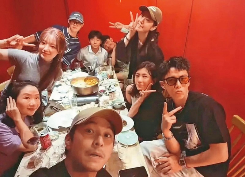 祕戀舒華2／2024年合照同框洩端倪　柯震東留言「隔空放閃」登韓媒