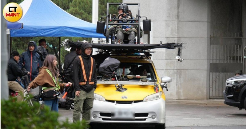 蓋兒加朵挺5月肚拍片　蓋綠布變身女超人