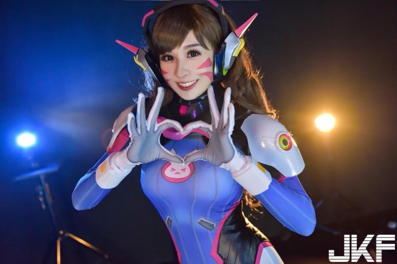極品Coser化身巨乳《鬥陣特攻》D.Va　衣服訂製太小件…奶子炸出來啦！！！