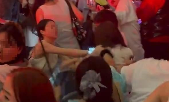 GD澳門開唱「台下大亂鬥」！百人搬椅遷徙奇景…女粉絲互毆扯髮慘摔