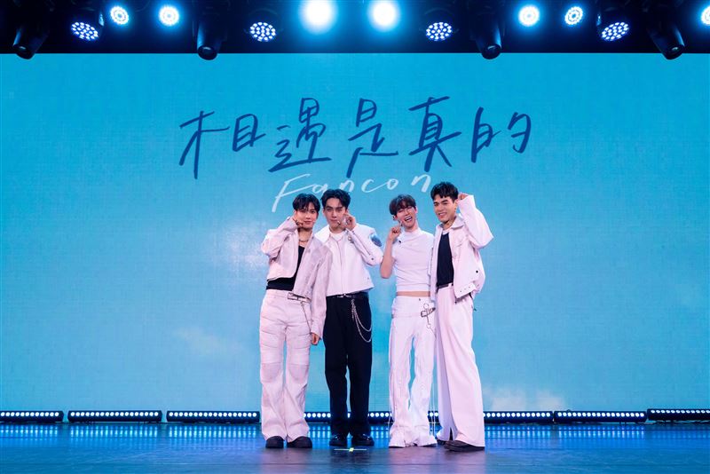 夏和熙玩遊戲勝負欲爆發！當眾突襲「親上楊翹碩」　BL CP粉全瘋了