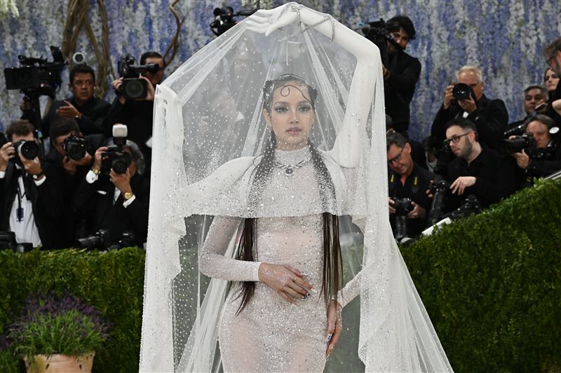 Met Gala／Lisa紅毯太狂！「3D掃描自己手臂」做成禮服　造型美到像雕塑