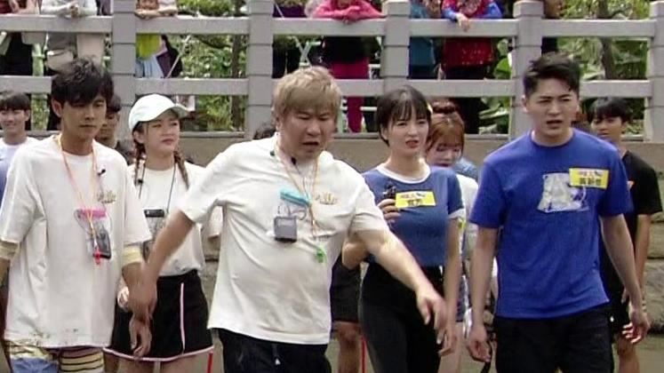 66歲胡瓜外景出事了　突重摔在地！藍藍攙扶急發聲