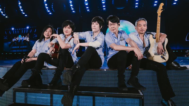 五月天阿信公廁自拍惹暴動!粉絲瘋狂打卡朝聖擾民:深夜刪照急發文致歉