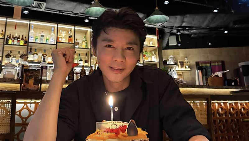 蔡少芬慶祝老公52歲生日 甜摟親吻閃照連發+「迷妹式告白」閃瞎眾人