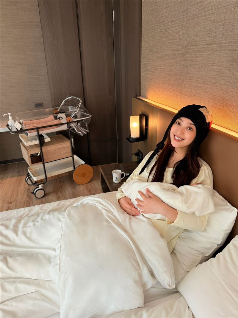 金曲歌后苦熬22小時生了!產後狀態絕美 9歲愛女陪產「喊這句」超有愛