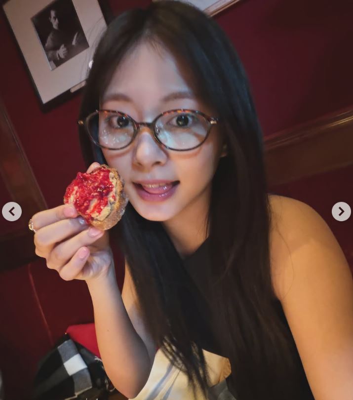 子瑜IG洗版級美照曝光!長腿黑絲襪街拍太犯規 素顏吃甜點近55萬人暈爛
