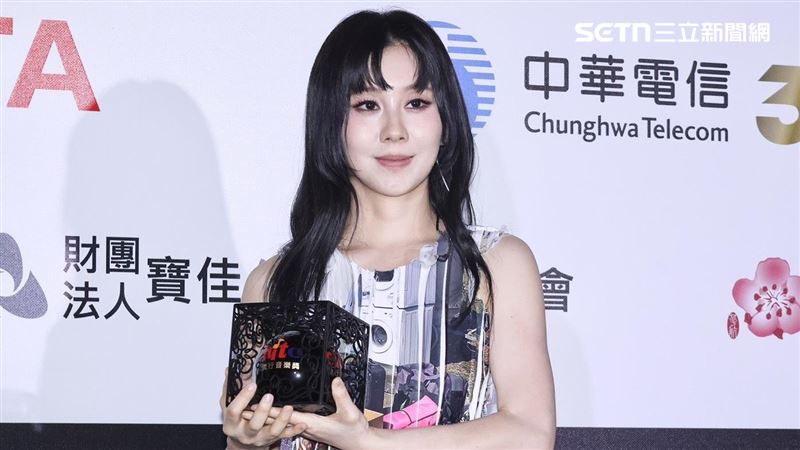hito／白安開唱辣穿貼身禮服！身材曲線全都露　「內裝」暗藏小秘密
