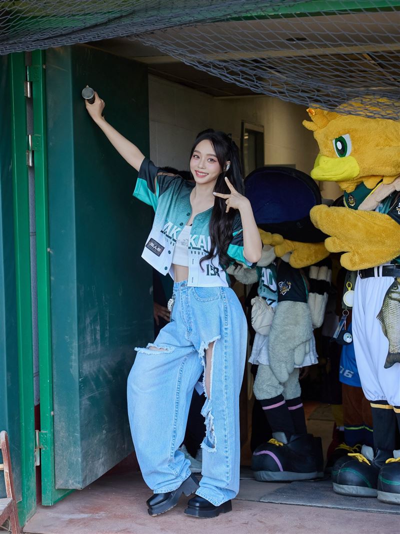 台語歌后開球44歲「少女感炸裂」太凍齡!孫淑媚站投手丘網驚:不輸韓團