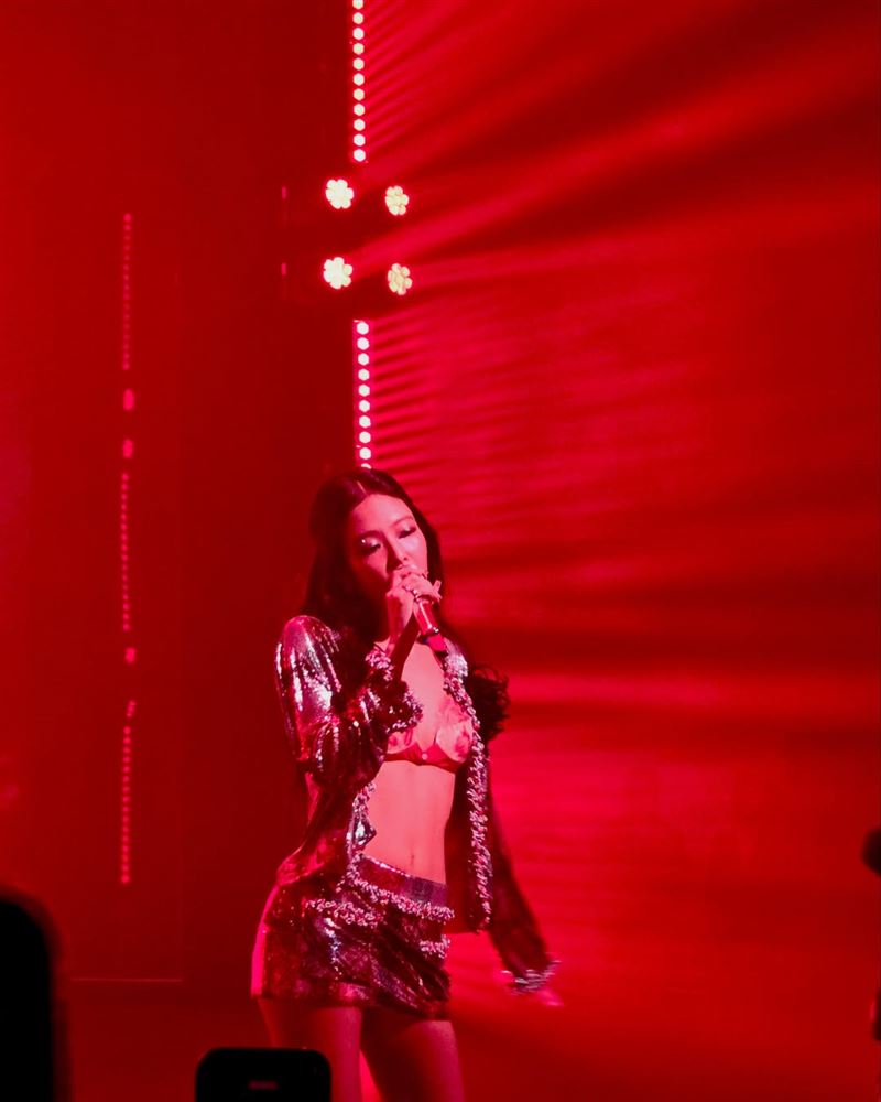 Jennie辣翻香奈兒派對！突唱全新未公開曲目　影片曝光網暴動：太高級了
