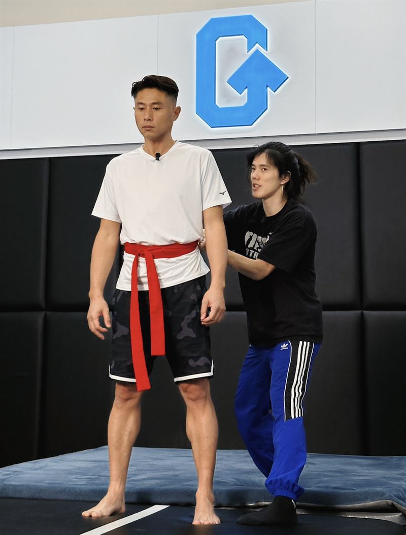 昔後空翻嚴重腰傷退團！5566小刀突震撼宣布新喜訊　「驚人近況」曝