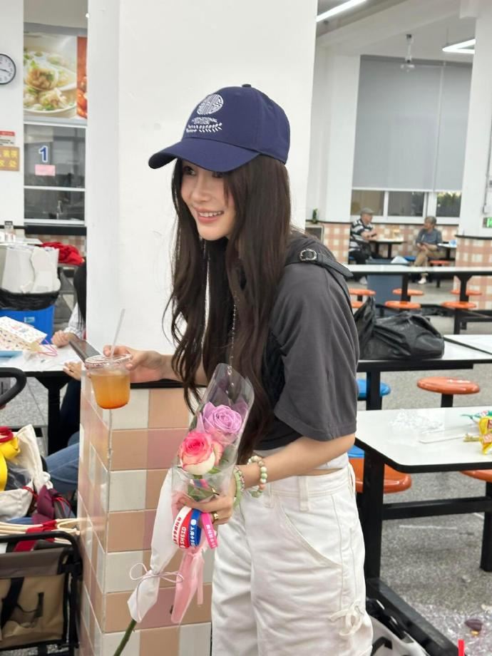 Angelababy現身校園義賣！穿露肚裝化身「最美家長」　連3年陪兒做公益