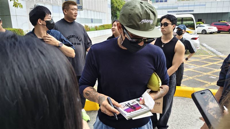 DPR IAN機場暖舉掀暴動！簽名、揮手全都來　寵粉舉動粉狂讚：愛對人了