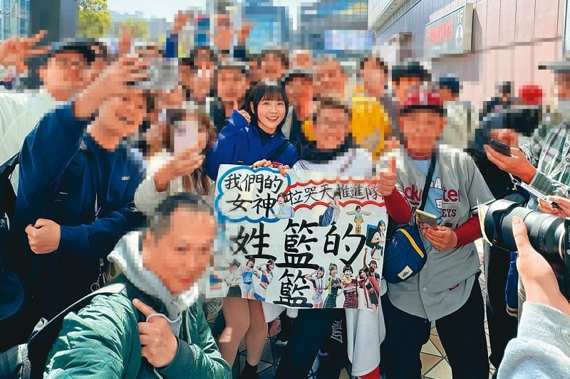 放鳥瓜哥蹭飯票1/拿胡瓜球票進場搏國際版面 籃籃落選啦啦隊搶盡鋒頭