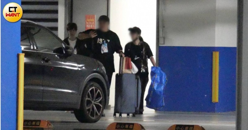 獨家/魏嘉瑩慶生演出後繼續嗨 與友人黏TT專車接送返家