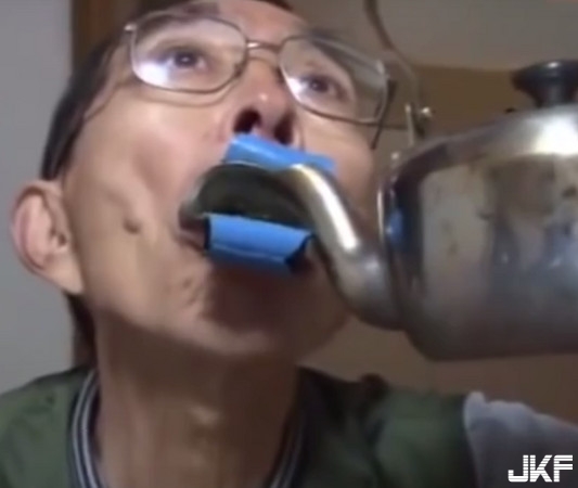 傻眼！沸水直接倒入口？ 日本爺爺發明「現泡茶」