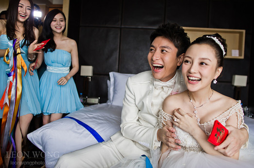 婚禮玩很大！妻子被多名男子扒光光，老公笑呵呵