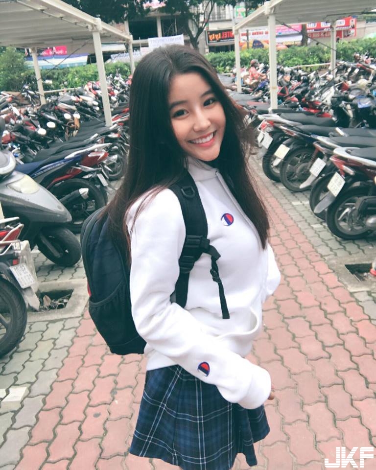 越南「零缺點女神」！16歲清純高中生，白白圓圓的好身材：想來一段越南情緣了！