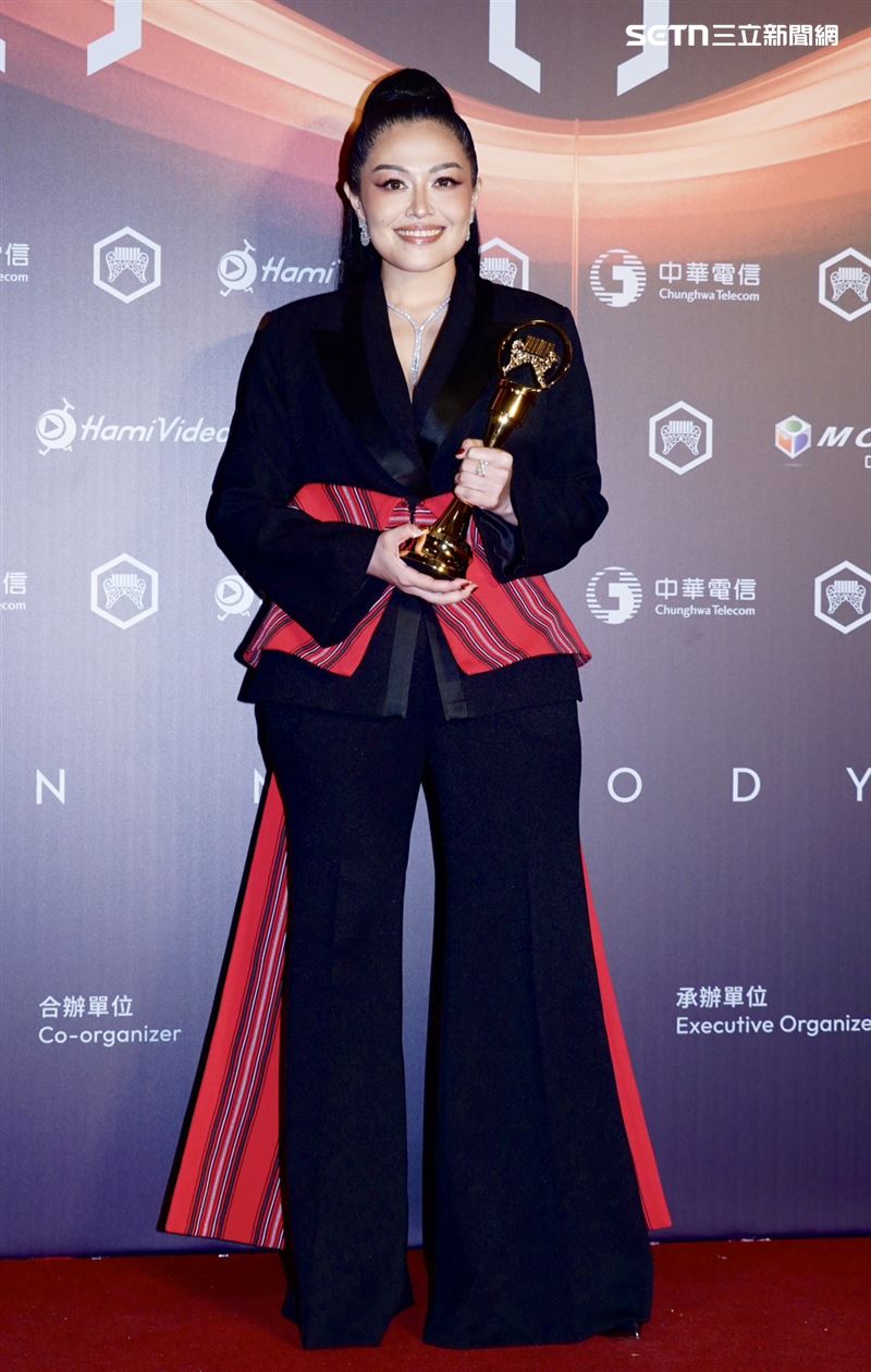 43歲金曲歌后證實乳癌二期！剃髮化療淚崩…堅強喊：走往痊癒路上