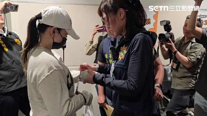 直奔刑事局偵訊!遣返班機抵達桃機 劉喬安被刑警上銬逮捕
