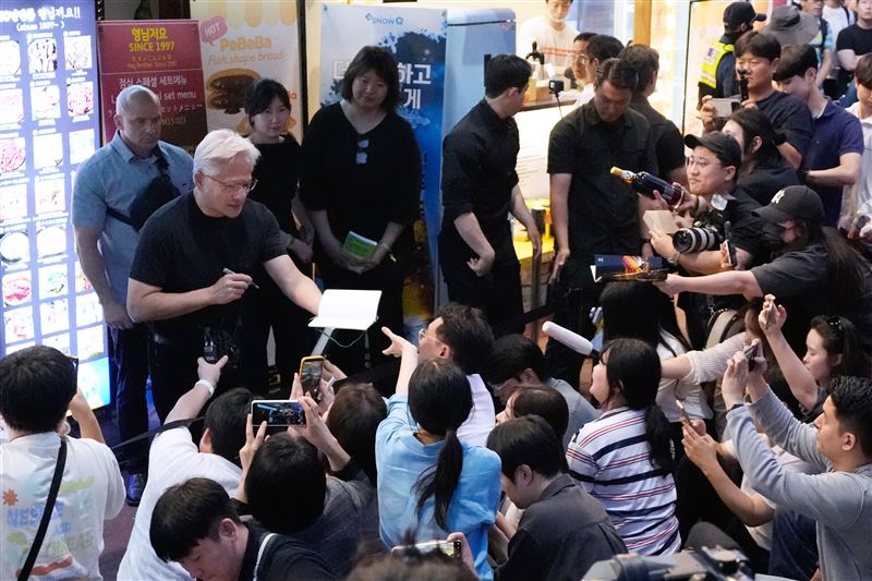 黃仁勳訪韓如超級巨星!企業大佬幫倒酒、陪笑吃烤肉粉酸:財閥家小兒子