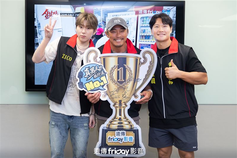 秋成勳合體金鐘國+ZICO來台穿宮廟背心逛夜市 超接地氣畫面曝