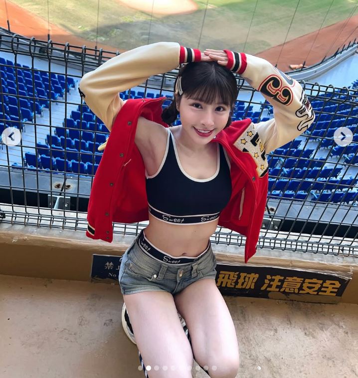 峮峮美照太震撼!外套一掀只剩運動Bra 「暖暖包塞內褲」禦寒畫面曝光