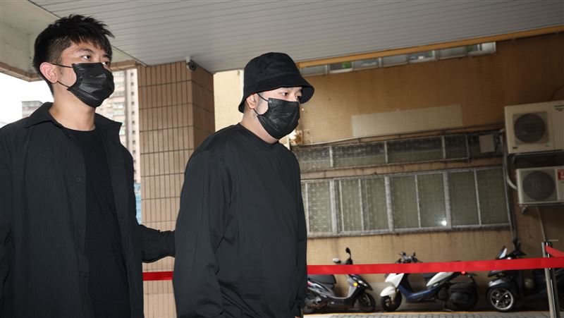 快訊/閃兵案開庭 藝人阿達等14人陸續現身新北地院