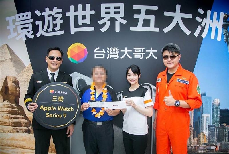 砍汶汶狂粉是「iPhone頭香哥!」徹夜排隊為睹黑嘉嘉:想近距離見偶像