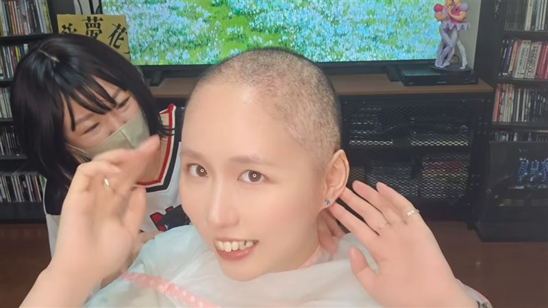 罹大腸癌4期！33歲正妹網紅曬剃頭畫面「活得更像自己」　網全哭了