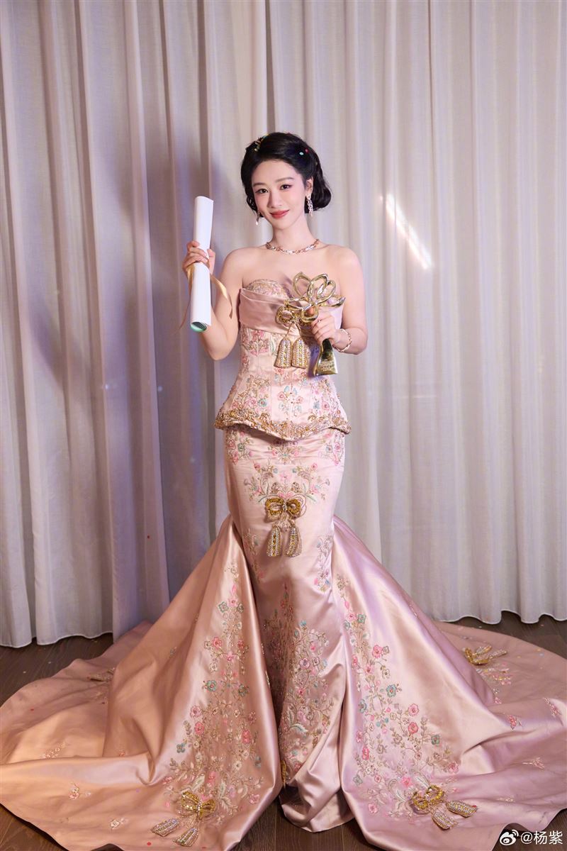 楊紫首奪女主角獎成為視后激動落淚！肖戰、胡歌無緣上海電視節擦身遺憾