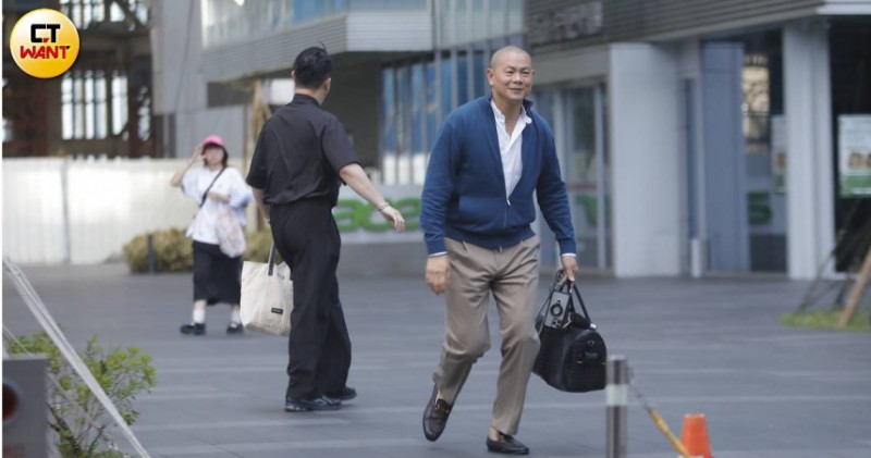 獨家/江振誠卸名廚光環 直擊陪母姊聚餐再返宜蘭!未見親哥江宏恩身影