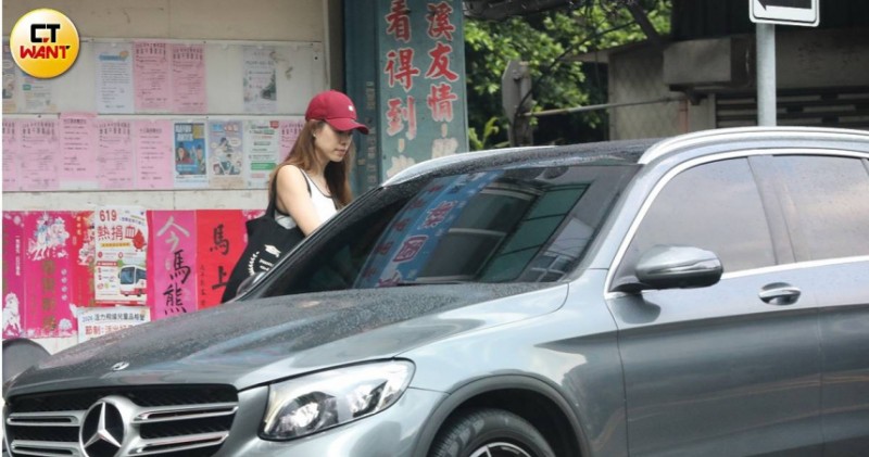 倪雅倫雨中勾住男伴手聚餐網球聚　八年來被拍到仍是同一個